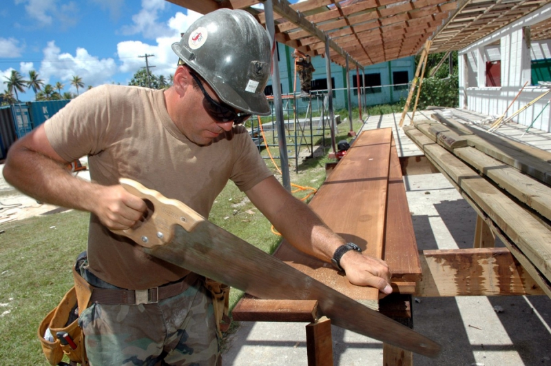 menuisier-BAIROLS-min_worker_construction_building_carpenter_male_job_build_helmet-893290